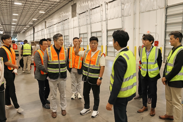 강병구 롯데글로벌로지스 대표이사(사진 가운데)가 현지시간 16일 DFW 풀필먼트센터 현장을 시찰하고 있다.