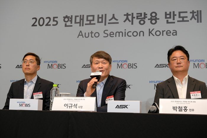 왼쪽부터 이희현 현대모비스 시스템반도체실  상무, 이규석 현대모비스  사장, 박철홍 현대모비스 반도체사업담당  전무