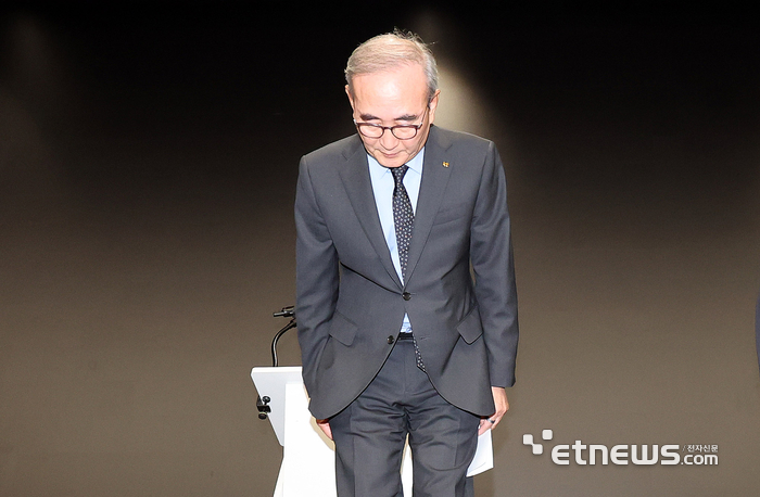 김영섭 KT 대표이사가 11일 오후 서울 종로구 KT 광화문 West 사옥에서 소액결제 피해 관련 기자 브리핑에 앞서 고개숙여 사과를 하고 있다. 김민수기자 mskim@etnews.com