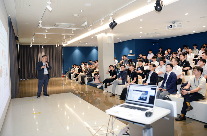 곽수진 한국자동차연구원 빅데이터·SDV연구본부장이 16일 '자율주행 혁신 열쇠 AI기반 엔드투엔드 자율주행' 주제로 열린 '제21회 자산어보' 행사에서 발표하고 있다.