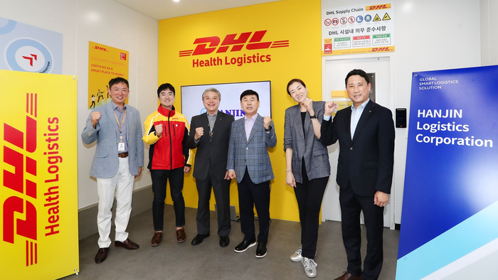 (왼쪽 세 번째부터) DHL서플라이체인 코리아 에드먼드 슝 대표이사, 한진 노삼석 대표이사 사장, 한진 조현민 사장이 지난달 29일 서울복합물류센터에서 열린 공동 물류센터 개소식에서 기념사진을 촬영하고 있다.