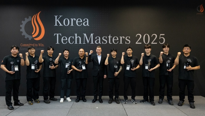 마티아스 바이틀 메르세데스-벤츠 코리아 대표(왼쪽 6번째)와  '2025 한국 테크마스터' 수상자