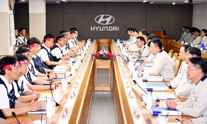 현대차 노사 대표가 지난 6월 울산공장에서 올해 임금 및 단체협약 상견례를 열고 있다.〈사진=연합뉴스〉