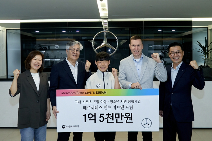 (왼쪽부터) 이은정 메르세데스-벤츠 사회공헌위원회 위원, 김효승 아이들과미래재단 상임이사, 이윤호 기브앤 드림 대표 장학생, 마티아스 바이틀 메르세데스-벤츠 사회공헌위원회 의장, 이상국 위원