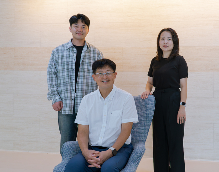 이재훈 신소재공학과 박사, 권인찬 교수, 권나현 박사과정생.(왼쪽부터)