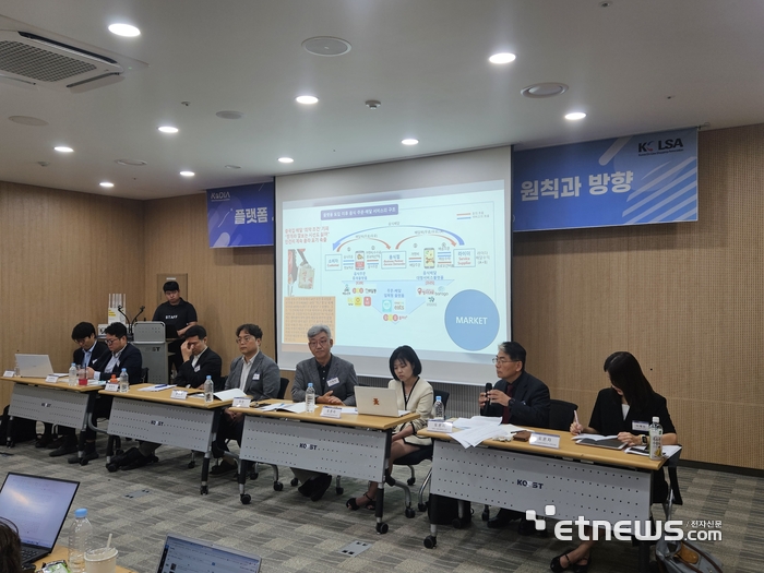 (왼쪽부터) 유영국 한신대 교수, 장명균 호서대 교수, 박성호 서울대 교수, 이유석 동국대 교수, 이동일 세종대 교수, 정수정 중소벤처기업연구원 소상공인·상생연구실장, 이춘우 서울시립대 교수, 이혜원 소상공인시장진흥공단 부연구위원이 25일 과학기술컨벤션센터에서 열린 9월 유통 포럼 '플랫폼 시대, 유통산업 대전환과 공정경쟁의 원칙과 방향'에서 종합토론을 진행하고 있다. 〈사진=강성전 기자〉