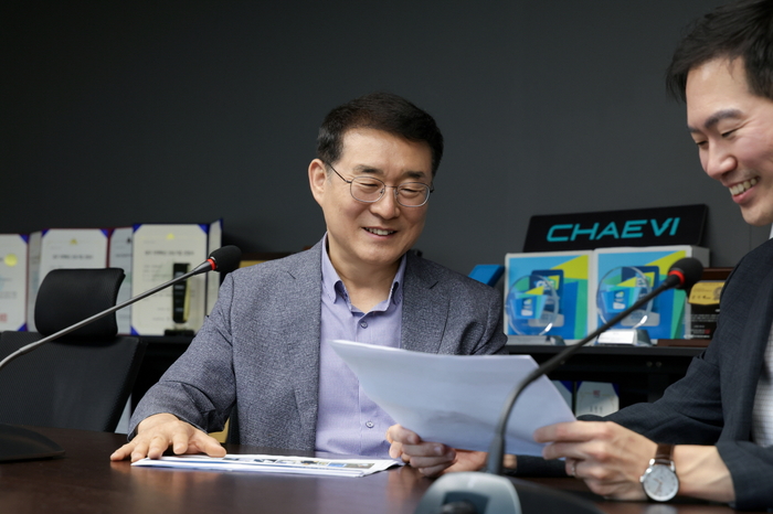 김영수 채비 CTO(왼쪽)와 이근욱 연구개발본부장(오를쪽). 사진 출처 : 채비