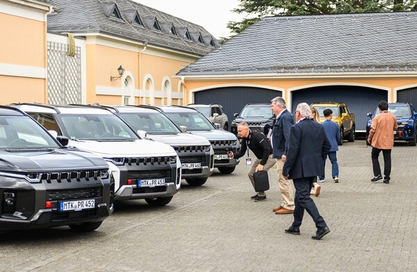 KGM이 독일 노이젠부르크에서  글로벌 대리점·언론 초청 행사를 열어 무쏘 EV와 토레스 하이브리드를 선보였다.