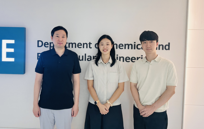 (왼쪽부터)KAIST 김지한 교수, 강신영 박사과정, 김영훈 박사과정.