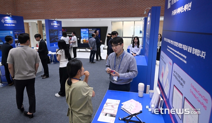 2025 서울-로슈진단 스타트업 스프린트 데모데이가 10일 서울 동대문구 서울바이오허브 글로벌센터에서 열렸다. 행사에 참석한 참관객들이 스타트업 부스를 둘러보고 있다. 김민수기자 mskim@etnews.com