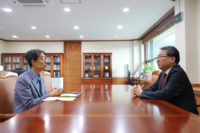 권이균 한국지질자원연구원 원장(오른쪽)이 이호준 전국부 부국장과 인터뷰하고 있다.