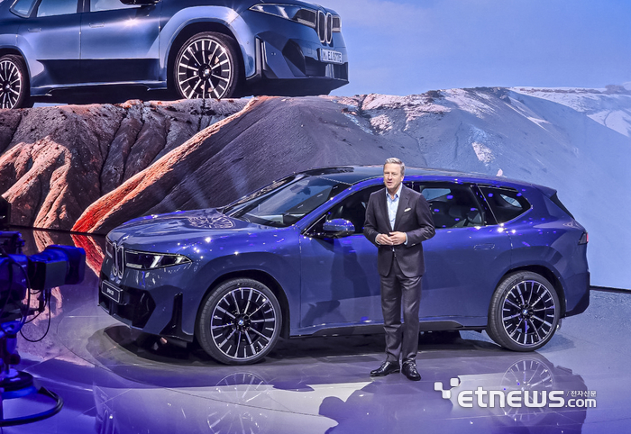 올리버 집세 BMW그룹 회장이 BMW 뉴 iX를 소개하고 있다. 한국자동차기자협회 제공
