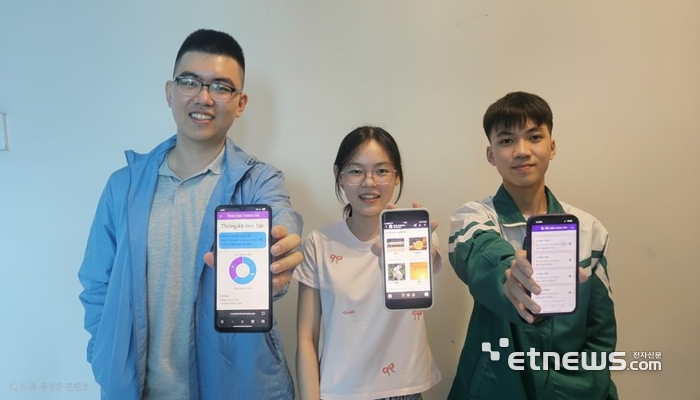 이우소프트 드림 IT 스쿨 1기 참가 학생인 담 득 하이(왼쪽부터), 탐 민 부, 응우옌 카잉 응옥이 팀 과제로 개발한 영어학습 지원 앱을 소개하고 있다.