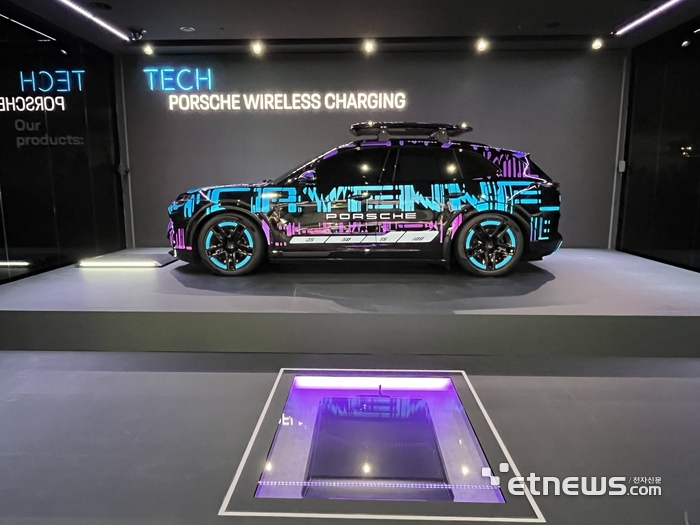 포르쉐 무선 충전 기술을 보여주는 카이엔 일렉트릭 프로토타입. 뮌헨=정치연 기자