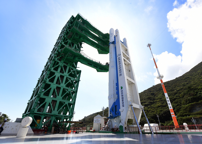 한국형발사체 누리호 4차 발사 준비 점검을 위해 세워진 모습. (우주청 제공)
