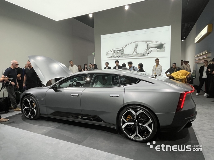 관람객들이 폴스타 5를 살펴보고 있다. 뮌헨=정치연 기자