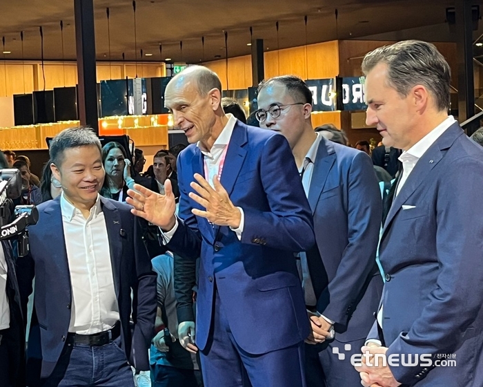 왼쪽부터 허샤오펑 샤오펑 최고경영자(CEO), 랄프 브란트슈타터 폭스바겐 중국 총괄, 토마스 셰퍼 폭스바겐 브랜드 CEO. 뮌헨=정치연 기자