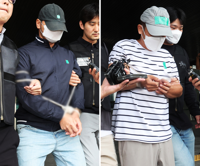 (수원=연합뉴스) KT 무단 소액결제 사건 피의자 A씨(왼쪽)와 B씨가 25일 경기도 수원시 영통구 수원영통경찰서 유치장에서 검찰로 송치되고 있다.