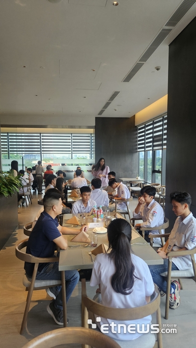 현지시간 지난달 27일 베트남 하노이에서 열린 '이우소프트 드림IT 스쿨' 2기 발대식에서 멘토와 멘트가 조를 이뤄 자기 소개를 하고 있다.