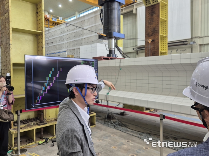 신정열 철도구조연구실장(사진)이 개발 기술 구조 안전성 검증에 대해 설명하고 있다.