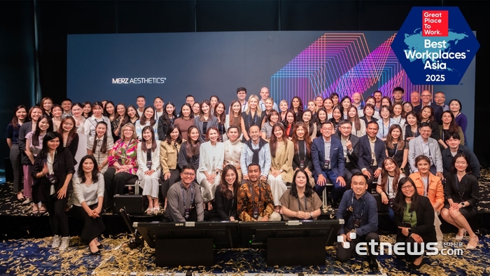 멀츠 에스테틱스 아시아퍼시픽 임직원들이 모여 단체 사진을 촬영하고 있다.