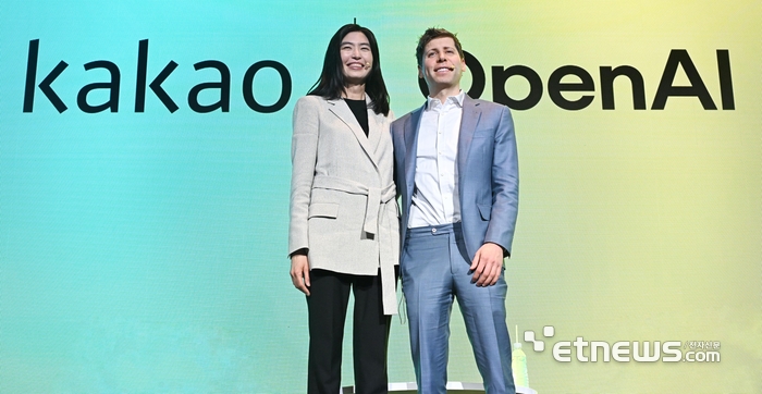 카카오 미디어데이가 지난 2월 4일 서울 중구 플라자호텔에서 열렸다. 정신아 카카오 대표와 샘 올트먼 오픈AI 대표가 기념촬영 하고 있다. 이동근기자 foto@etnews.com