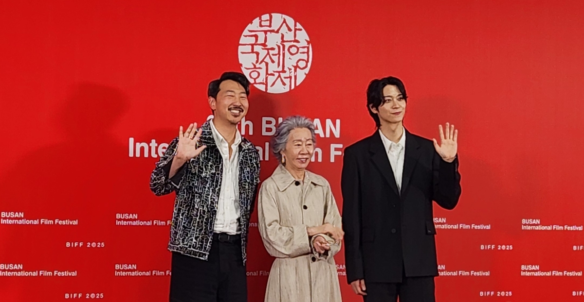 '결혼 피로연' 주역들. 왼쪽부터 앤드루 안 감독, 배우 윤여정, 한기찬. 조현주 기자
