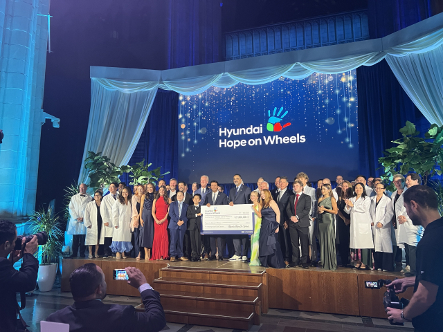 3일(현지 시간) 미 워싱턴DC 국립대성당에서 열린 ‘현대 호프 온 휠스’ 행사에서 참석자들이 기념 촬영을 하고 있다.