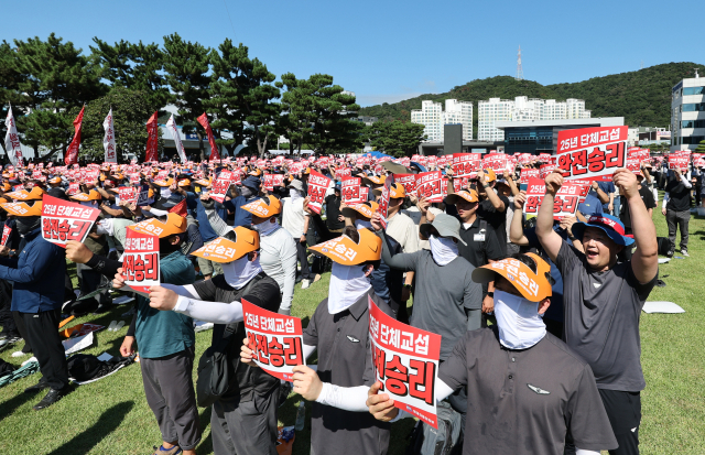 3일 울산시 북구 현대자동차 울산공장 본관 앞에서 열린 현대차 노조의 총파업 결의대회에서 조합원들이 구호를 외치고 있다. 이날 노조는 올해 임금 및 단체협약 교섭 난항으로 부분 파업에 들어갔다. 연합뉴스