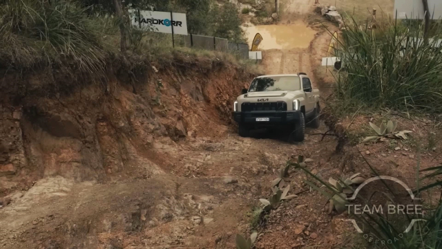 기아 타스만이 한쪽 바퀴가 들린 상황에서도 우수한 트랙션 컨트롤 시스템을 이용해 언덕을 등반하고 있다. 팀 브리 오프로드 유튜브 채널 캡처