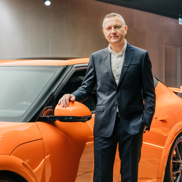 피터 크론슈나블 제네시스 유럽법인장이 10일(현지시간) 독일 뮌헨 테아티너 스트라세에 있는 '제네시스 스튜디오 뮌헨'에서 GV60 마그마 콘셉트 모델과 포즈를 취하고 있다. 사진 제공=제네시스