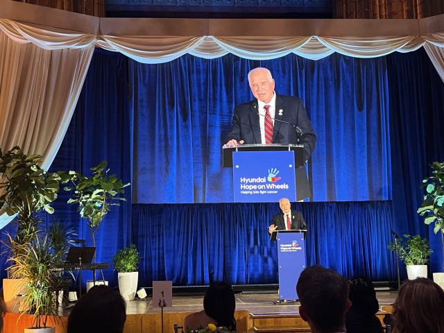 현대차 딜러 출신인 마이크 켈리(공화·펜실베이니아) 미 연방 하원의원이 3일(현지 시간) 미 워싱턴DC 국립 대성당에서 열린 ‘현대 호프 온 휠스’ 행사에서 발언하고 있다.