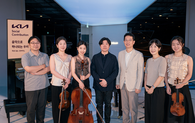 이덕현(오른쪽 세 번째) 기아 지속가능경영실장 상무가 박종화(가운데) 서울대학교 음악대학 교수와 연주자들과 함께 지난달 30일 서울 성수동의 기아 언플러그드 그라운드에서 기념 사진을 촬영하고 있다. 사진제공=기아