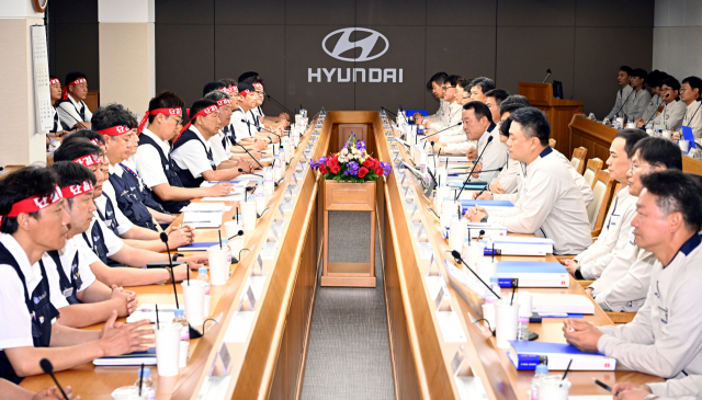 현대자동차 노사 관계자들이 6월 18일 현대차 울산공장 본관 동행룸에서 '2025년 임금 및 단체협상 교섭 상견례'를 하고 있다. 사진 제공=현대차