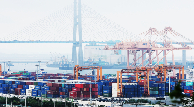 지난달 26일 경기도 평택항에 컨테이너가 쌓여 있다. 연합뉴스