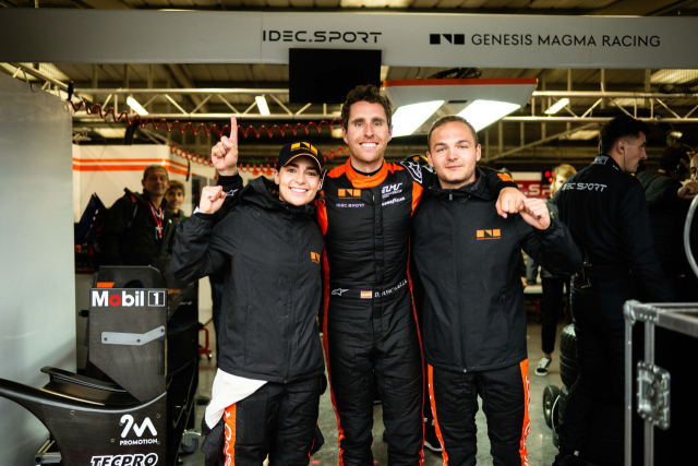 제네시스 마그마 레이싱 소속 제이미 체드윅(왼쪽부터), 마티스 조베르(Mathys Jaubert), 다니엘 훈카데야(Daniel Juncadella)가 2025시즌 유러피언 르망 시리즈 제5전에 출전하고 기념사진을 촬영하고 있다. 사진제공=제네시스