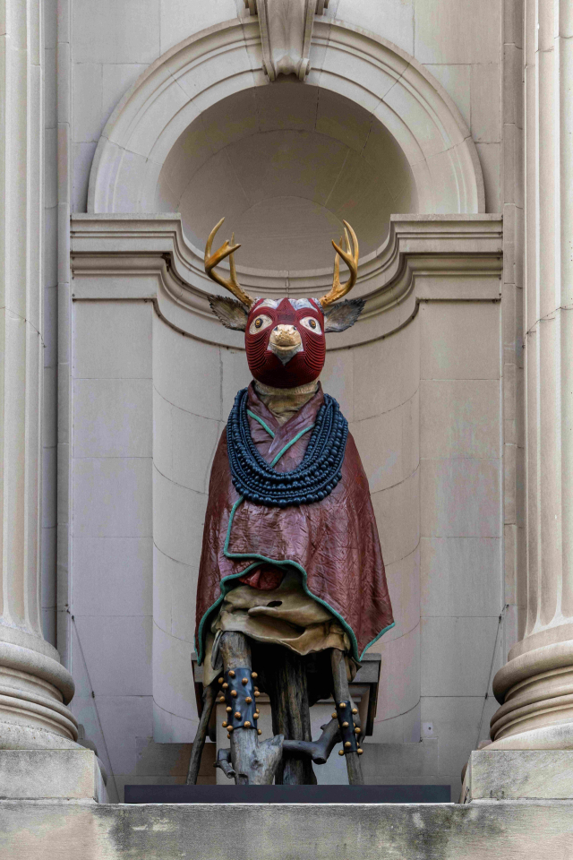 제프리 깁슨 작가가 '더 제네시스 파사드 커미션: 제프리 깁슨' 전시에서 공개한 사슴 형상의 청동조각. 사진 제공=Eugenia Burnett Tinsley