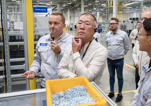 정의선(가운데) 현대자동차그룹 회장이 지난해 9월 방문한 현대차 체코 공장에서 생산 시설을 점검하고 있다. 사진 제공=현대차