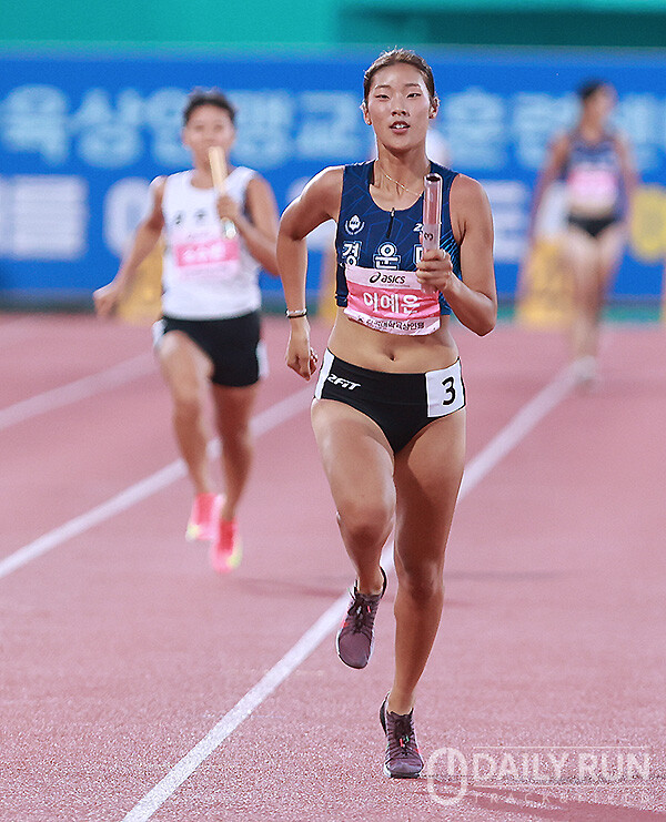 [DR포토] '경운대 앵커' 이예은, 여대 400m 계주 우승 이끌어...예천 실업단대항육상