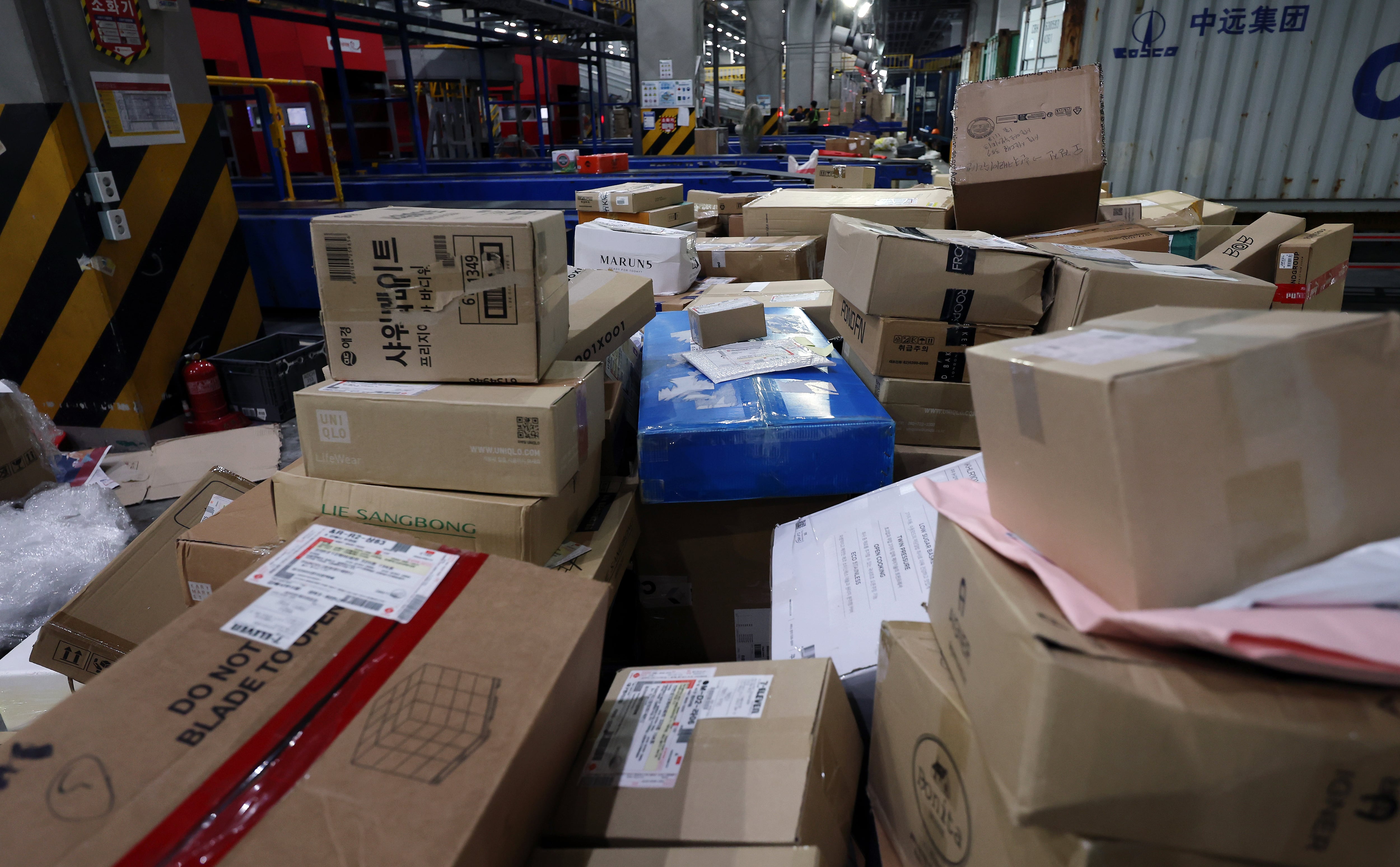 서울 한 물류센터에 배송될 택배 물품이 쌓여 있다. /연합뉴스