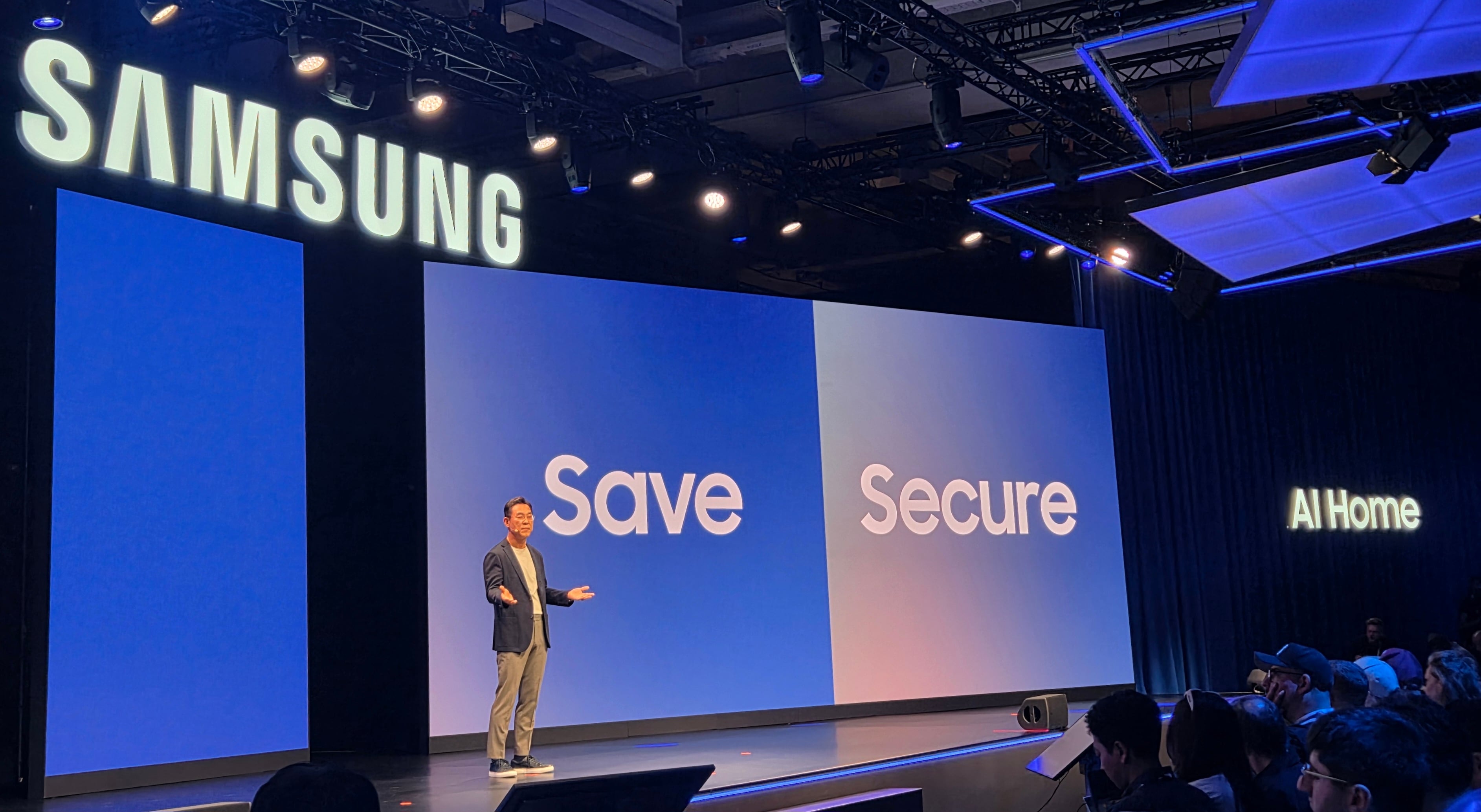 4일(현지시각) 김철기 삼성전자 DA사업부장(부사장)이 독일 베를린에서 열리는 유럽 최대 가전 전시회 'IFA 2025' 개막에 앞서 열린 ‘삼성 프레스 콘퍼런스’에서 ‘AI 홈’의 상용화 시대를 선언하고 있다./최지희 기자