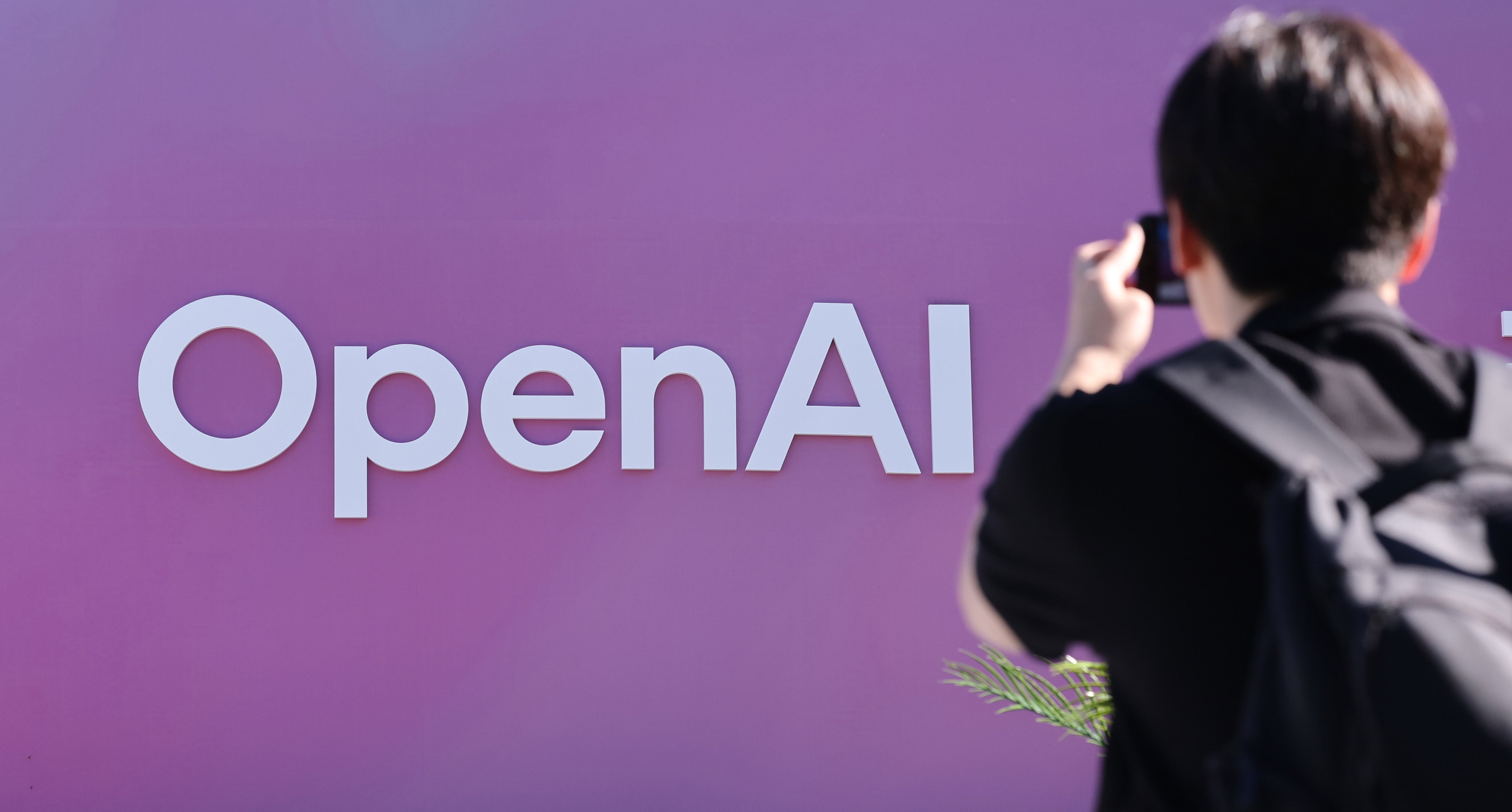 오픈AI 한국 지사 설립 후 첫 기자간담회가 열린 10일 서울 광진구 파이팩토리 스튜디오 앞으로 취재진이 지나가고 있다. /뉴스1