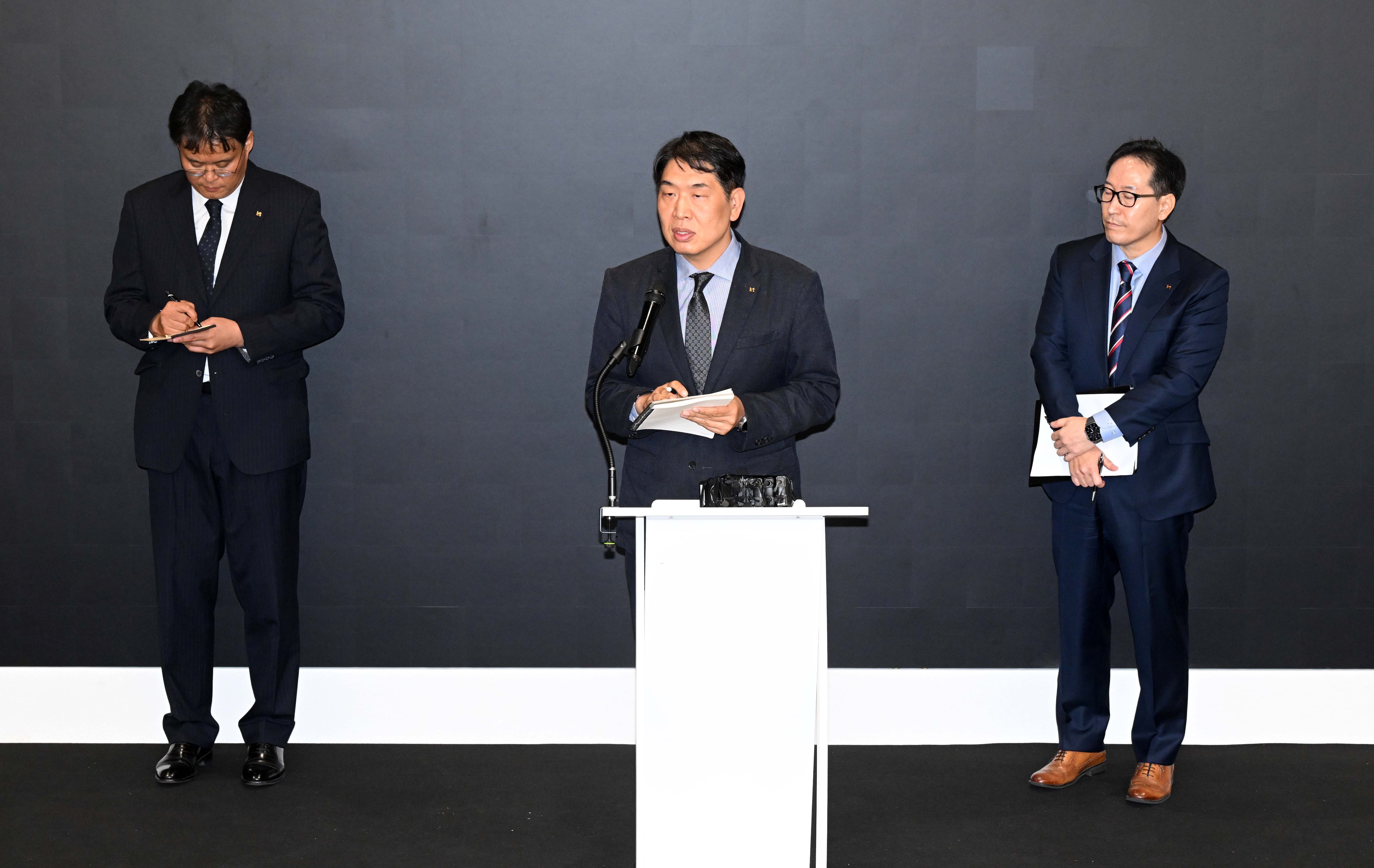 KT 주요 경영진들이 11일 서울 종로구 KT 광화문빌딩 웨스트 사옥에서 열린 소액결제 피해 관련 기자 브리핑에서 질의응답을 하고 있다. /뉴스1