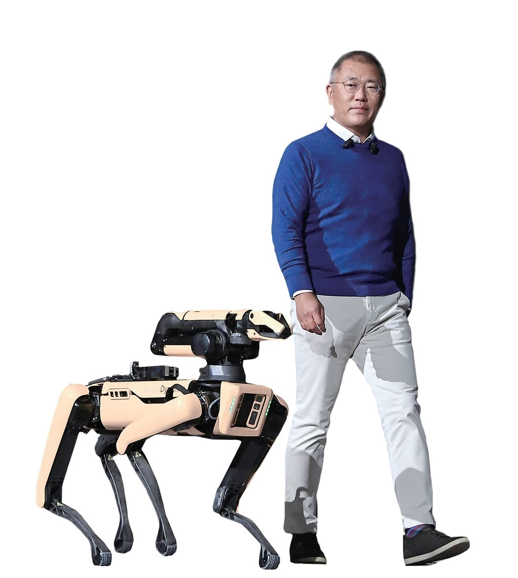 정의선 현대차그룹 회장이 보스턴다이내믹스 로봇 개 스팟과  함께 걷고 있다. /현대차그룹