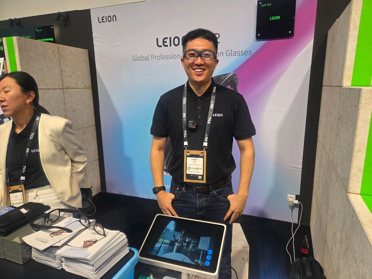 중국 LL비전 직원이 AR 안경 '레이온 헤이2'를 착용한 모습./베를린=황민규 기자
