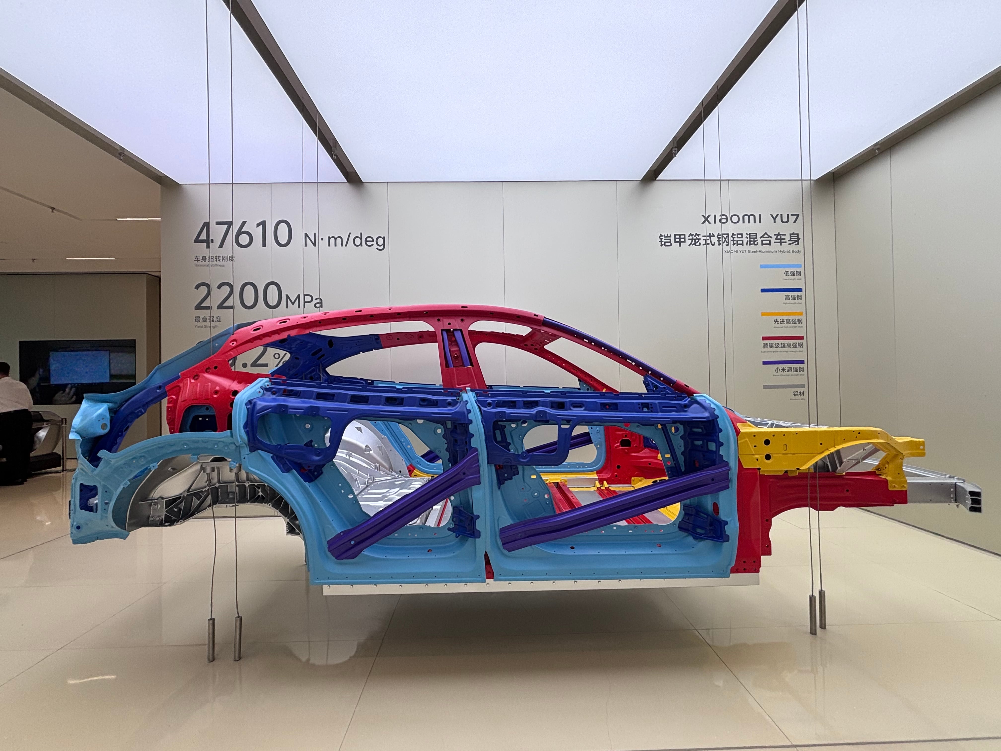 지난달 28일 찾은 샤오미 공장 쇼룸에 차체가 전시돼있는 모습. /베이징=이은영 특파원
