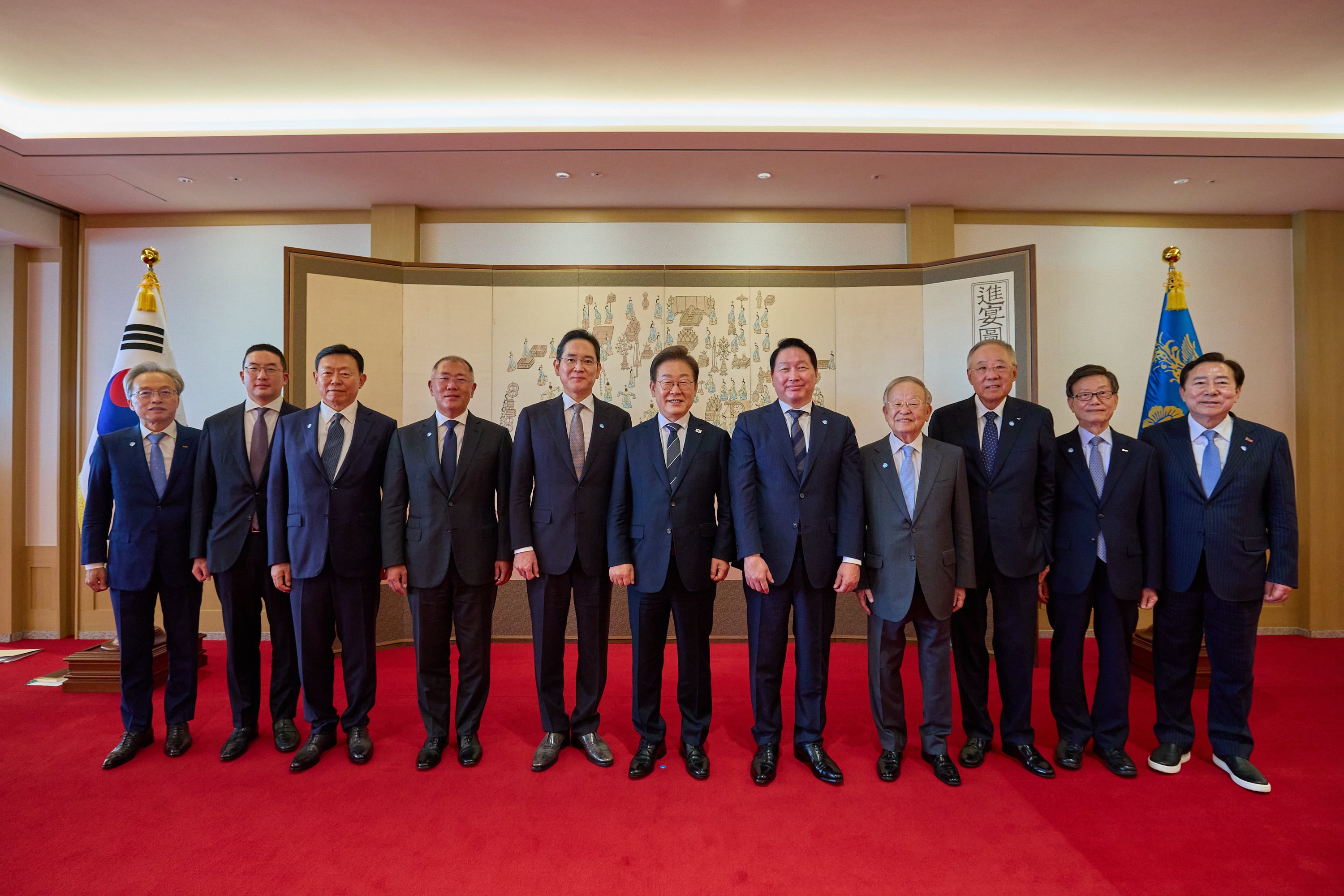 지난 7월 13일 이재명 대통령이 서울 용산구 대통령실에서 열린 6경제단체와 기업인 간담회에서 참석자들과 기념촬영을 하고 있다. 왼쪽부터 최진식 한국중견기업연합회 회장, 구광모 LG그룹 회장, 신동빈 롯데그룹 회장, 정의선 현대차그룹 회장, 이재용 삼성전자 회장, 이 대통령, 최태원 SK그룹 회장 겸 대한상공회의소 회장, 손경식 한국경영자총협회 회장, 류진 한국경제인협회 회장, 윤진식 한국무역협회 회장, 김기문 중소기업중앙회 회장./대통령실 제공