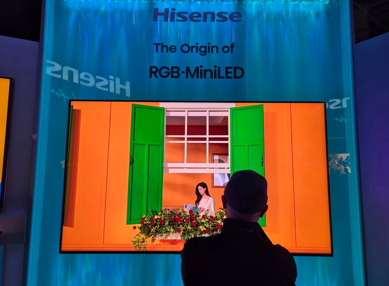IFA2025 참관객이 중국 하이센스 부스에서 RGB-미니LED TV를 살펴보고 있다./뉴스1