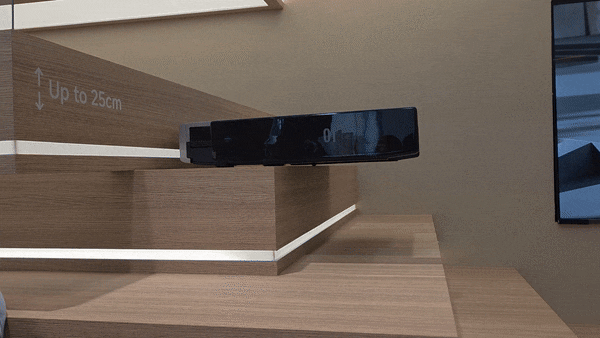 독일 베를린에서 열린 유럽 최대 가전·IT 전시회 'IFA 2025′에서 모바가 공개한 모듈형 로봇청소기 '제우스 60'이 계단을 내려오는 모습./최지희 기자 