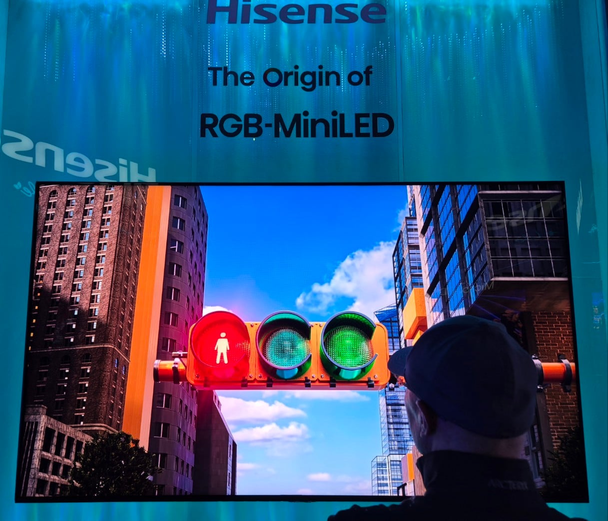 올해 9월 독일 베를린에서 열린 'IFA 2025' 참관객이 중국 하이센스 부스에서 RGB 미니 LED TV를 살펴보고 있다./뉴스1